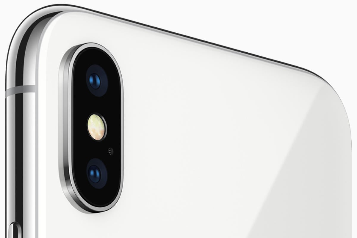 Но у iPhone X та же камера с двумя объективами на задней панели, что и у iPhone 8 Plus, и те же функции записи видео