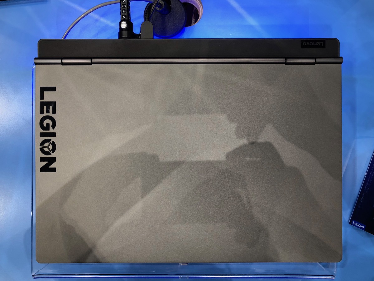 Ноутбук Legion Y730 выполнен из анодированного алюминия, а его корпус имеет гладкую текстуру и стальной цвет