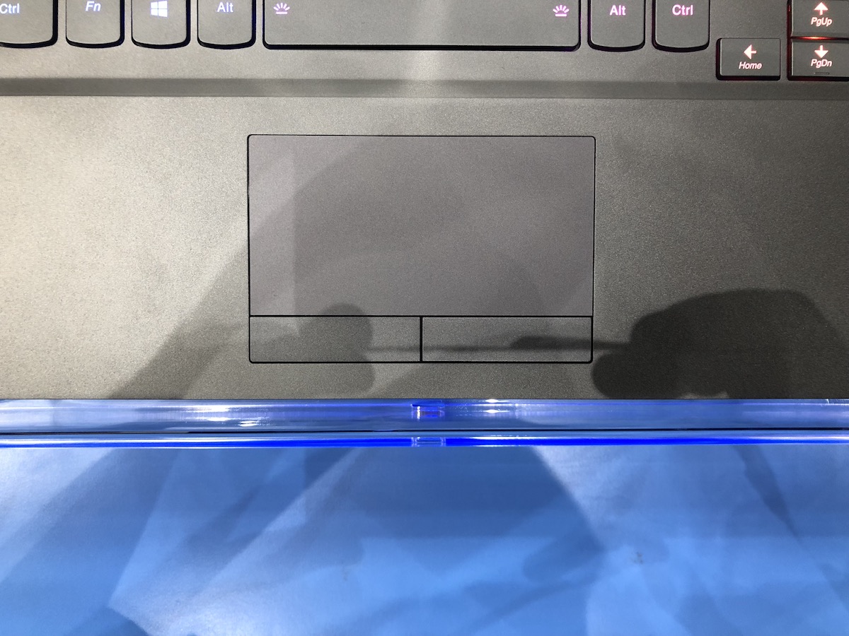 Сенсорная панель в ноутбуке Legion Y730 имеет две физические кнопки